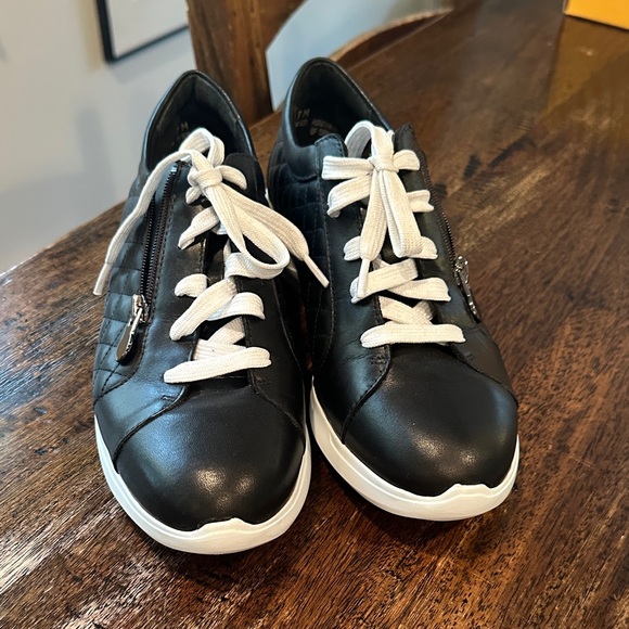 NeW Munro Black Quilted Sneakers with White Soles - Picture 2 of 6